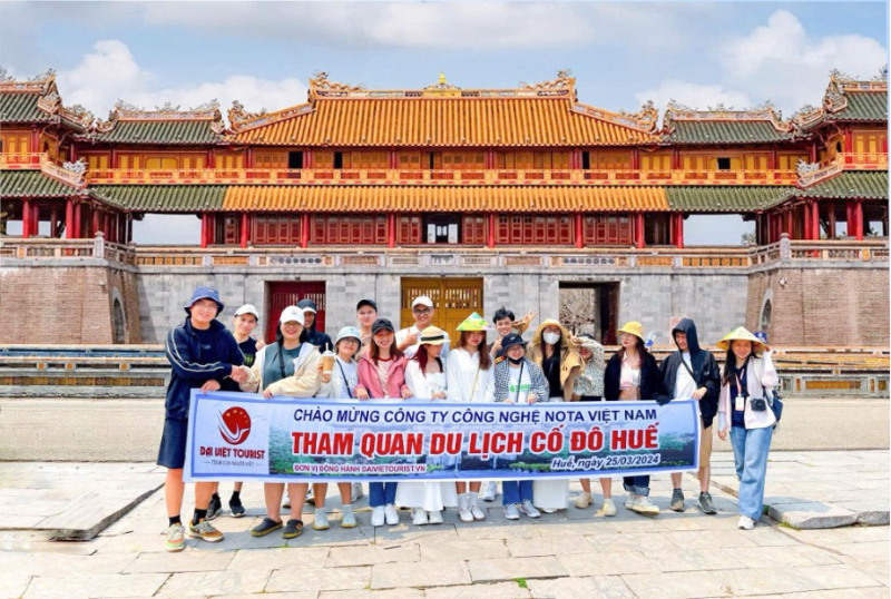 Du khách tham gia tour Huế được Đại Việt Tourist tổ chức chuyên nghiệp