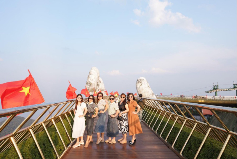 Đi tour của Đại Việt Tourist, du khách được trải nghiệm nhiều điều thú vị.