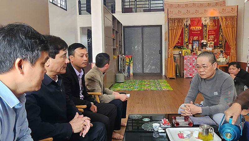 Đại diện lãnh đạo Ban ATGT tỉnh thăm hỏi gia đình nạn nhân T.N.H, xã Thanh Trạch, huyện Bố Trạch     