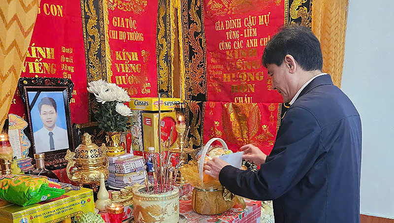 Đại diện lãnh đạo Ban ATGT tỉnh thăm hỏi gia đình nạn nhân T.N.H, xã Thanh Trạch, huyện Bố Trạch     