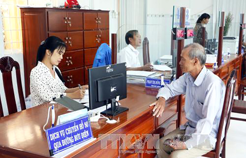 Người dân đến giao dịch tại Bộ phận tiếp nhận và trả kết quả một cửa liên thông hiện đại thành phố Vĩnh Long. Ảnh: TTXVN