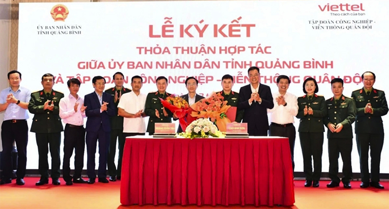 Tỉnh Quảng Bình và Viettel thỏa thuận hợp tác trong chuyển đổi số.