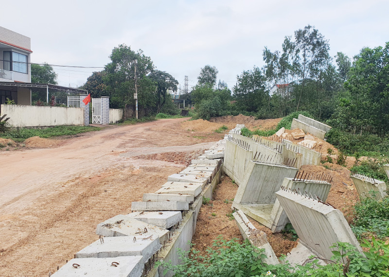 DA đường nối từ đường tránh Quốc lộ 1 với nhánh Đông đường Hồ Chí Minh buộc phải dừng thi công do vướng mắc về giải phóng mặt bằng.