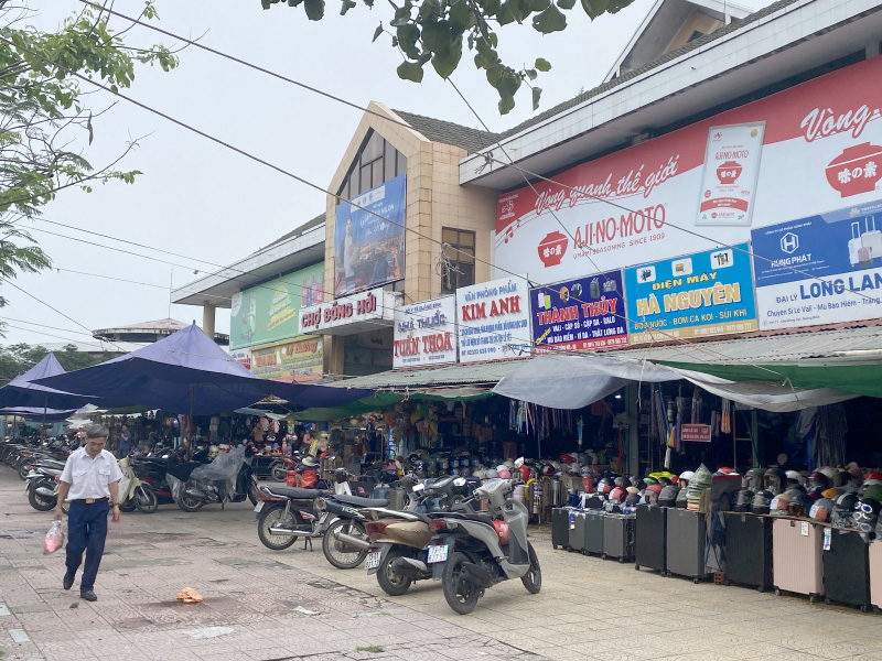 Chợ Đồng Hới nằm ở vị trí trung tâm, giữ vai trò chủ đạo trong phân phối hàng hóa thiết yếu của TP. Đồng Hới.