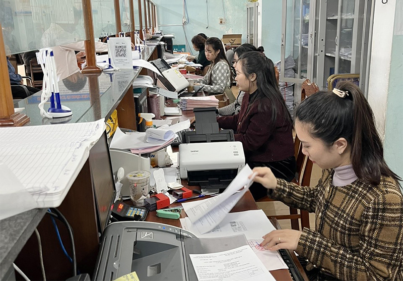 Hoạt động giao dịch tại bộ phận “Một cửa” huyện Bố Trạch bảo đảm thông suốt, đáp ứng nhu cầu của người dân, doanh nghiệp.