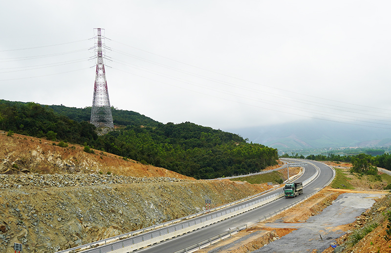 Song hành cùng đường dây tải điện 500KV, đưa đất nước bước vào kỷ nguyên mới.