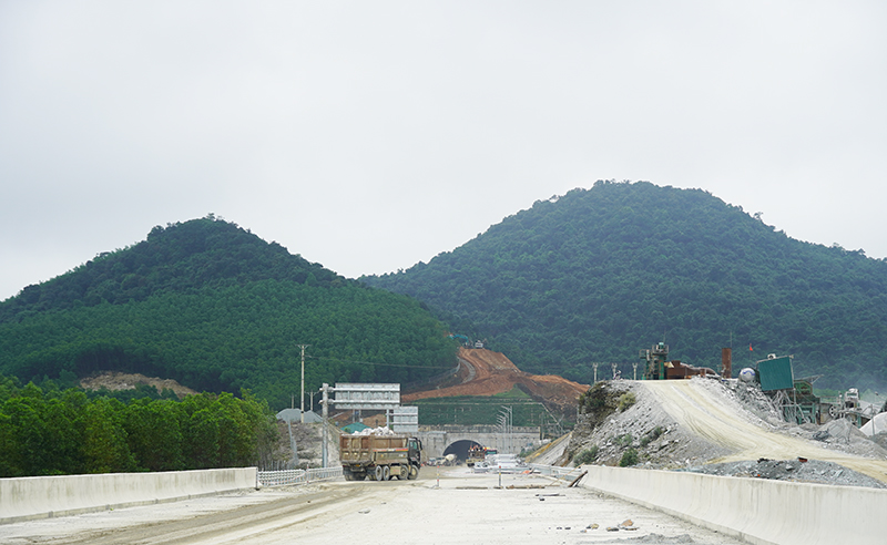 Không khí làm việc khẩn trương trên công trường đường hầm xuyên núi phía Nam đèo Bụt.