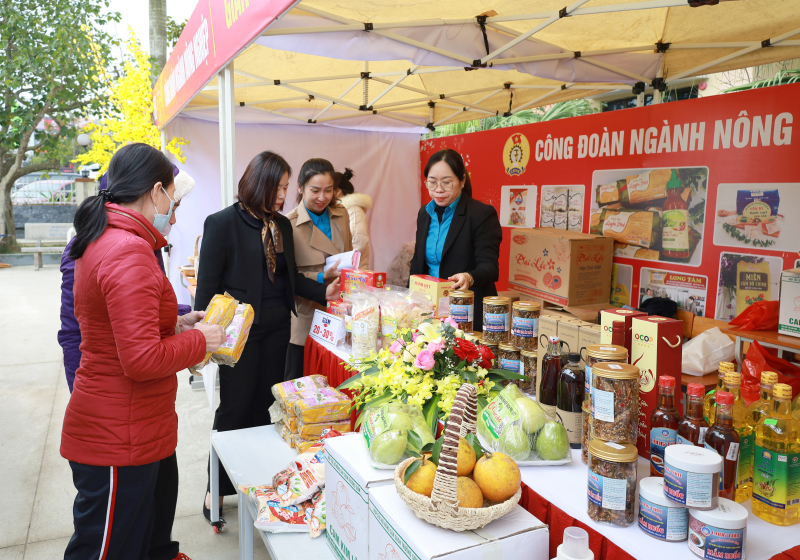 Nguồn nhân lực trong các cơ sở sản xuất trực tiếp làm ra sản phẩm, góp phần phát triển kinh tế-xã hội.