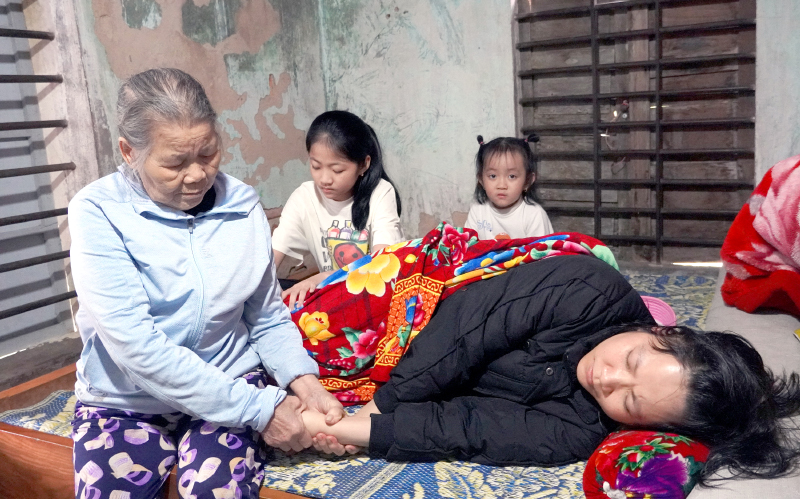 Tuổi đã cao nhưng bà Thi vừa phải chăm con gái bị bệnh hiểm nghèo và đứa cháu nhỏ dại.