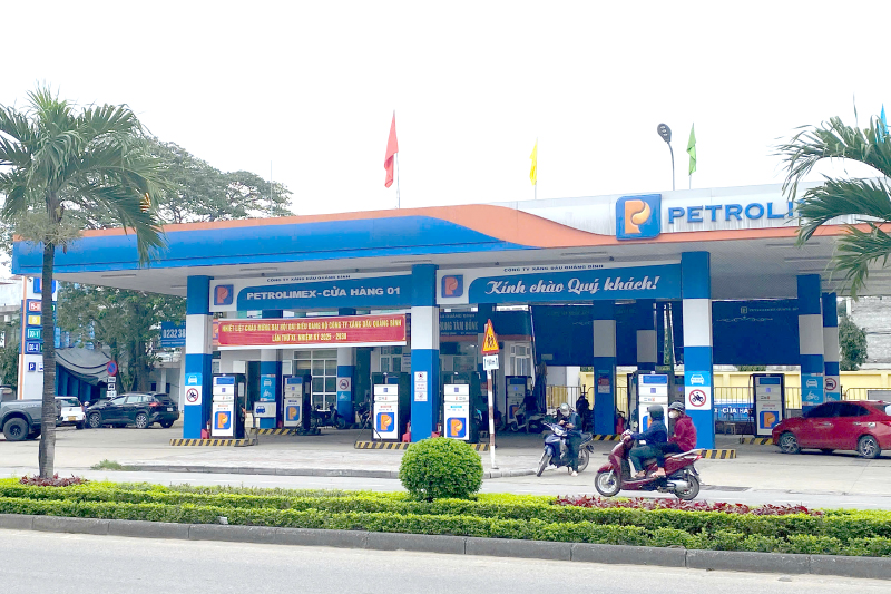 Cửa hàng xăng dầu Petrolimex tại trung tâm TP. Đồng Hới bảo đảm văn minh, hiện đại, phục vụ tốt nhu cầu sản xuất, tiêu dùng của nhân dân.
