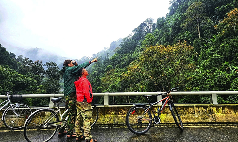 Khách nước ngoài đạp xe, quan sát động vật ở Khu dự trữ thiên nhiên Động Châu-Khe Nước Trong, tỉnh Quảng Bình.