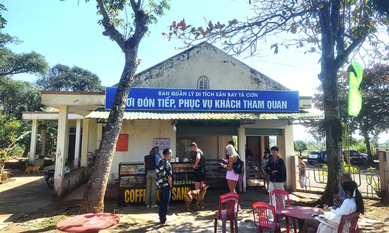 Khách du lịch trong và ngoài nước tham quan sân bay Tà Cơn, tỉnh Quảng Trị.