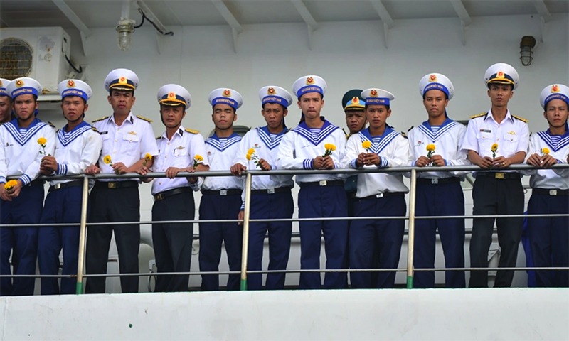 Tưởng nhớ các Anh hùng liệt sĩ khi tàu 561 đi qua vùng đảo Gạc Ma.