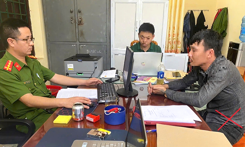 Với hành vi vi phạm của mình, Trần Thanh L. (áo đen dài tay bên phải) bị xử phạt vi phạm hành chính số tiền 7,5 triệu đồng.