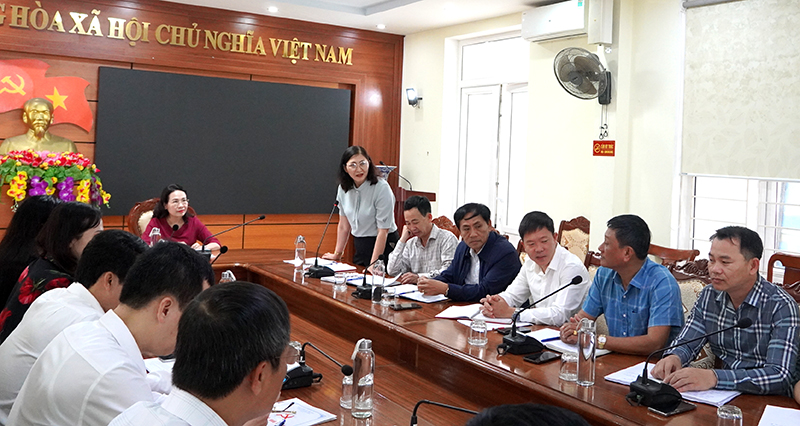 Lãnh đạo xã Bảo Ninh báo cáo tình hình thực hiện nhiệm vụ.