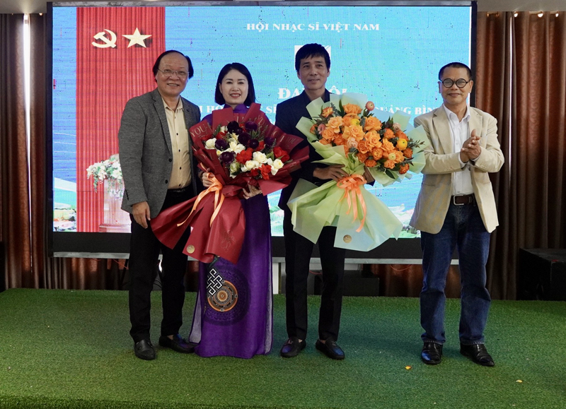 Tặng hoa cho các hội viên không tái cử Ban Chấp hành Chi hội Nhạc sĩ Việt Nam tỉnh nhiệm kỳ 2025-2030.