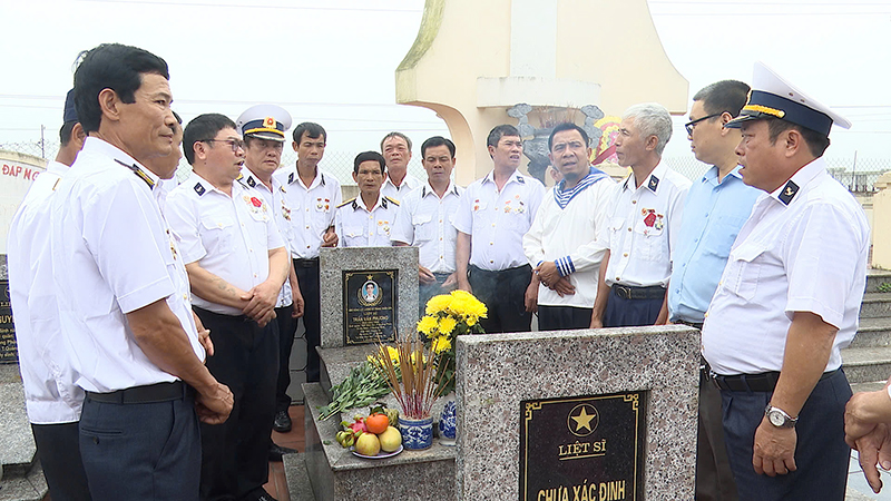 Các cựu binh Gạc Ma dâng hương lên phần mộ Anh hùng liệt sỹ Trần Văn Phương.