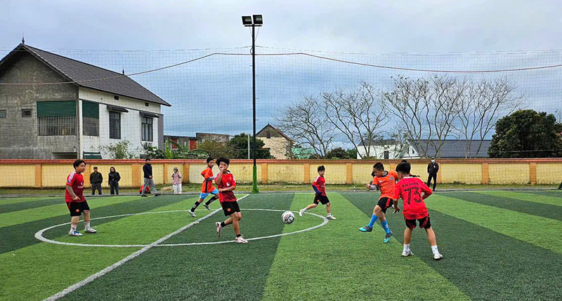 rận bóng của các trường tiểu học Đức Ninh Đông và tiểu học Đồng Mỹ.