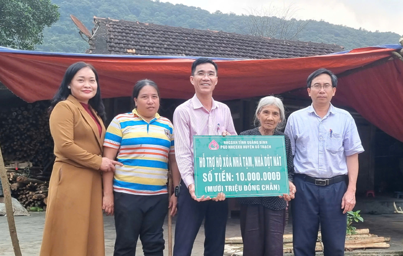Phòng giao dịch NHCSXH huyện Bố Trạch hỗ trợ một phần kinh phí xóa nhà tạm, nhà dột nát cho hộ gia đình bà Lê Thị Kính.