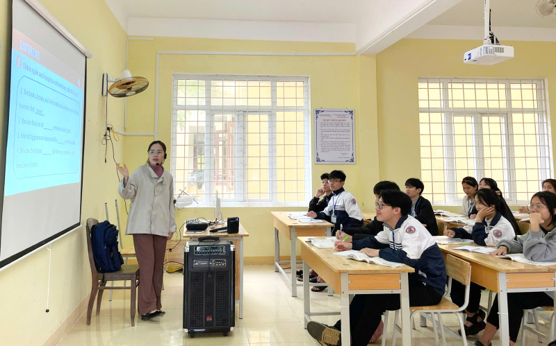 Một tiết dạy và học tiếng Anh tại Trường THPT Hoàng Hoa Thám (Lệ Thủy).