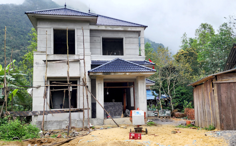 Ngôi nhà khang trang, hiện đại của gia đình chị Hồ Thị Thủy ở bản Đá Chát đang dần hoàn thiện nhờ tiền con trai gửi về từ Nhật Bản.