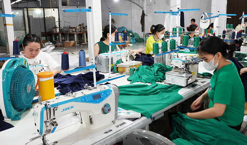 Ngay từ đầu năm, nhiều doanh nghiệp may mặc trên địa bàn huyện đã ký được các đơn hàng lớn, bảo đảm việc làm thường xuyên cho người lao động.