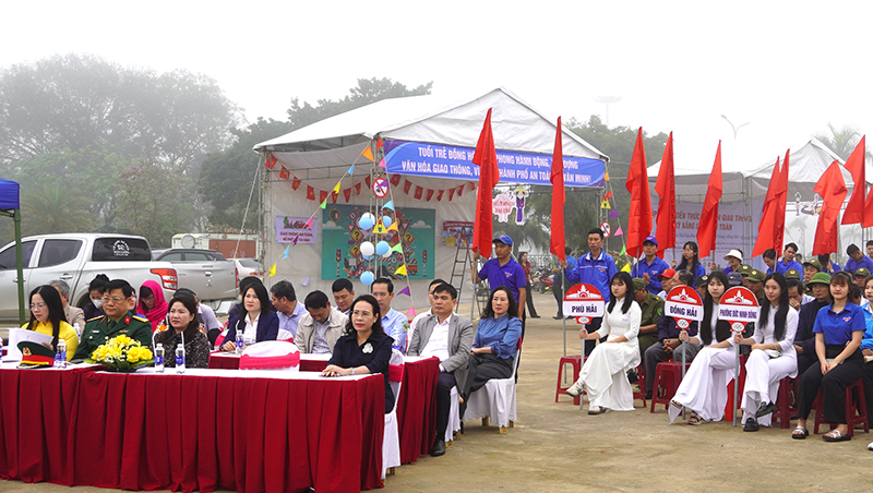 Các đại biểu dự lễ.