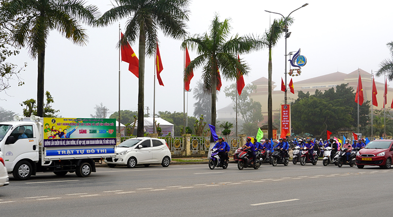 Các lực lượng diễu hành cổ động tuyên truyền trên các tuyến đường chính.