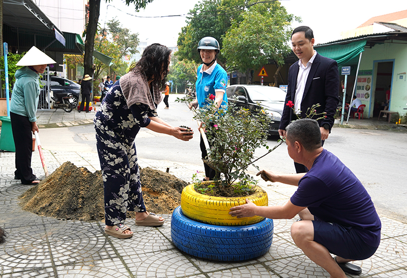 Phường Đồng Phú ra quân “Tháng VMĐT Đồng Hới năm 2025” với những hoạt động thiết thực.