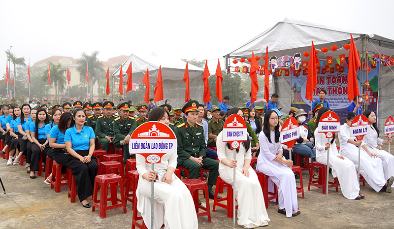 Các lực lượng tham dự lễ.