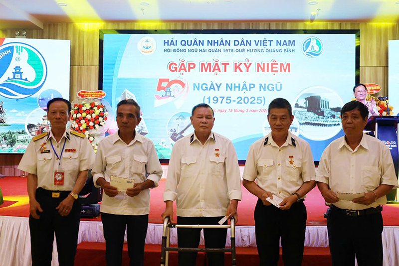 Trao quà cho các đồng đội có hoàn cảnh khó khăn.