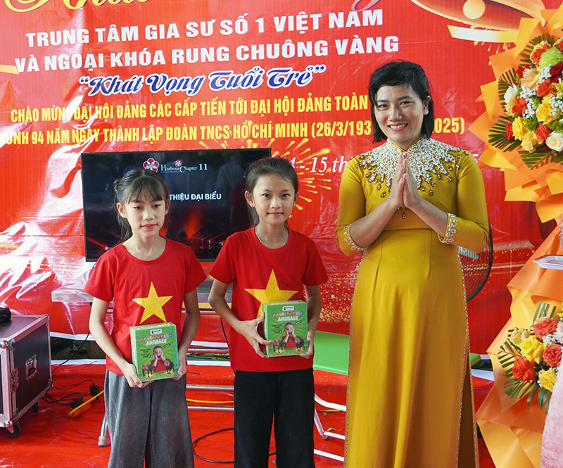 Tặng quà cho các em học sinh đạt nhiều thành tích cao tại trung tâm.