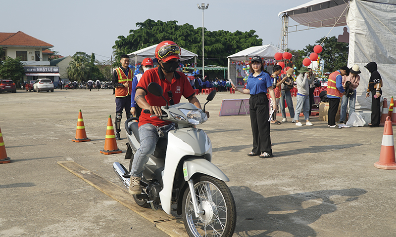 Các ĐVTN tham gia các hoạt động ý nghĩ về văn hoá giao thông.