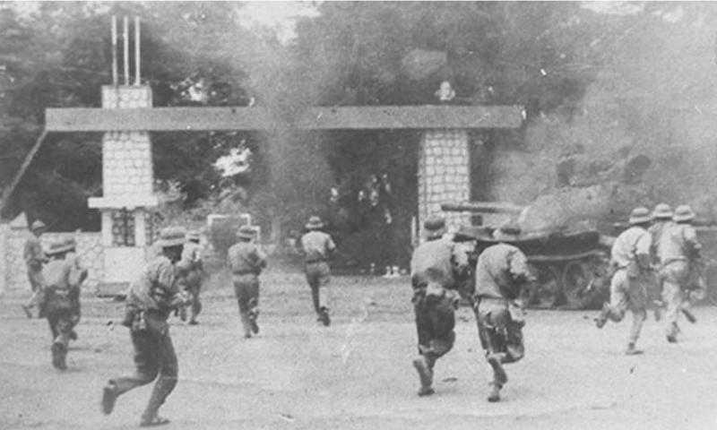 Xe tăng và bộ binh tiến công các mục tiêu ở Buôn Ma Thuột, tháng 3/1975. Ảnh tư liệu