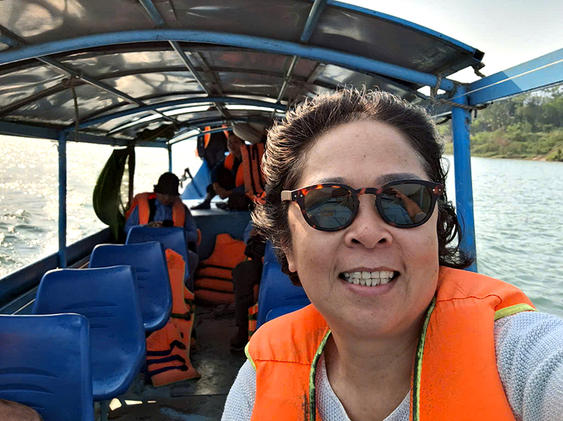 Chị Lê Y Linh check in điểm du lịch động Phong Nha.