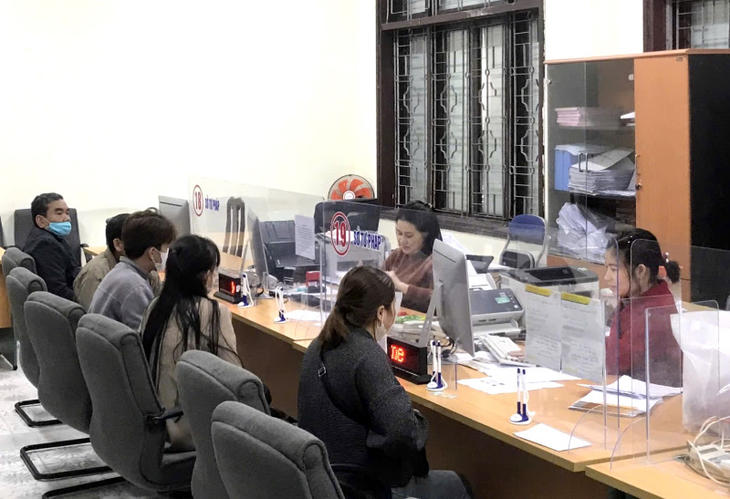 Người dân đến giao dịch các thủ tục thuộc lĩnh vực tư pháp tại Trung tâm phục vụ hành chính công tỉnh.      Ảnh: A.Tuấn