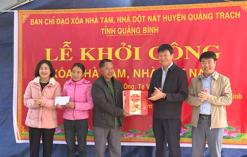 Bí thư Huyện ủy Quảng Trạch Nguyễn Chí Thắng trao biển tượng trưng hỗ trợ tiền xoá nhà tạm cho gia đình bà Đậu Thị Phương Thảo (xã Cảnh Dương).     