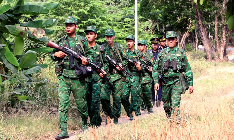 Cán bộ, ĐVTN Đồn Biên phòng cửa khẩu quốc tế Vĩnh Xương, BĐBP An Giang tuần tra bảo vệ biên giới. Ảnh: Chiến Khu