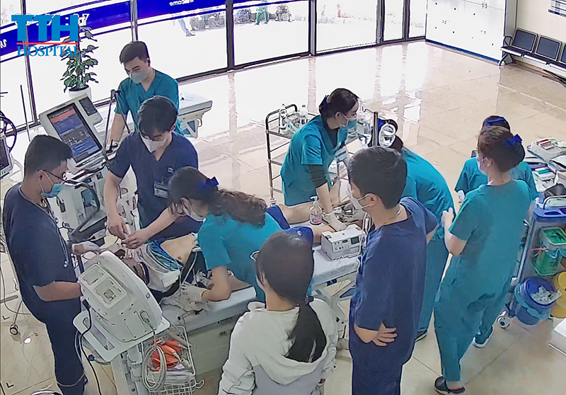 Đội ngũ y bác sĩ Bệnh viện đa khoa TTH Quảng Bình kịp thời cứu sống bệnh nhân ngừng thở, ngừng tim (ảnh do TTH Quảng Bình cung cấp).