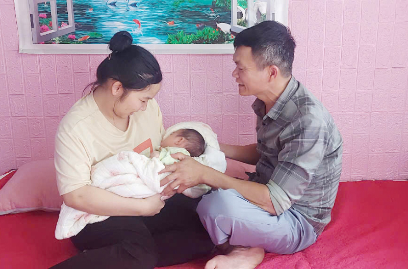 Vợ chồng anh Quân, chị Dứ hạnh phúc bên đứa con gái vừa chào đời khỏe mạnh.