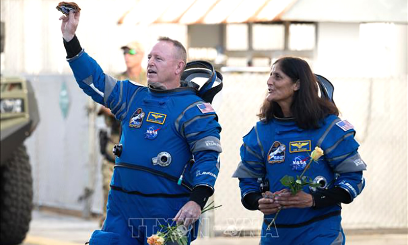 Hai phi hành gia Mỹ Butch Wilmore (trái) và Suni Williams trước khi lên tàu vũ trụ Boeing Starliner tại Mũi Canaveral, bang Florida, Mỹ ngày 5/6/2024. Ảnh: THX/TTXVN