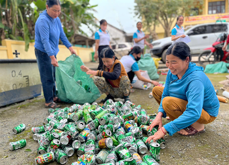 Phụ nữ huyện Bố Trạch thu gom phế liệu gây quỹ hỗ trợ những hoàn cảnh khó khăn.