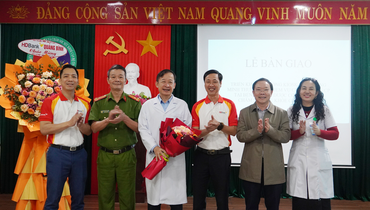 Các đại biểu tặng hoa chúc mừng Bệnh viện Y Dược cổ truyền và Chăm sóc sức khỏe cán bộ tỉnh đơn vị thứ 2 của ngành Y tế Quảng Bình triển khai KIOSK y tế thông minh.