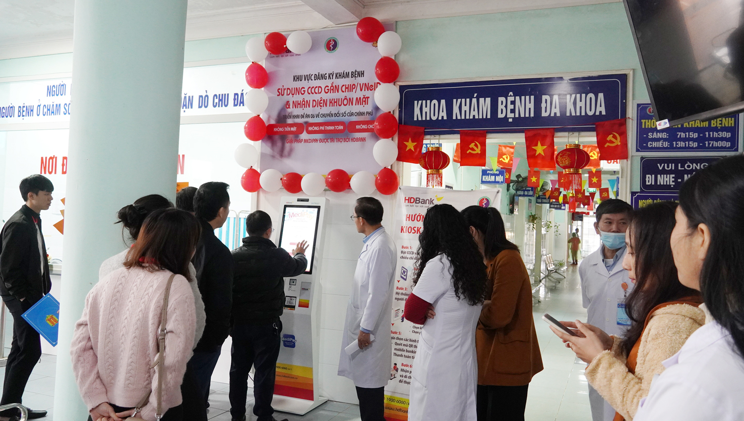 Hướng dẫn người dân thực hiện các thao tác trên KIOSK y tế thông minh thanh toán không dùng tiền mặt tại bệnh viện.