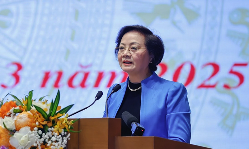 Bộ trưởng Bộ Nội vụ Phạm Thị Thanh Trà báo cáo kết quả thực hiện các nhiệm vụ về cải cách hành chính - Ảnh: VGP/Nhật Bắc