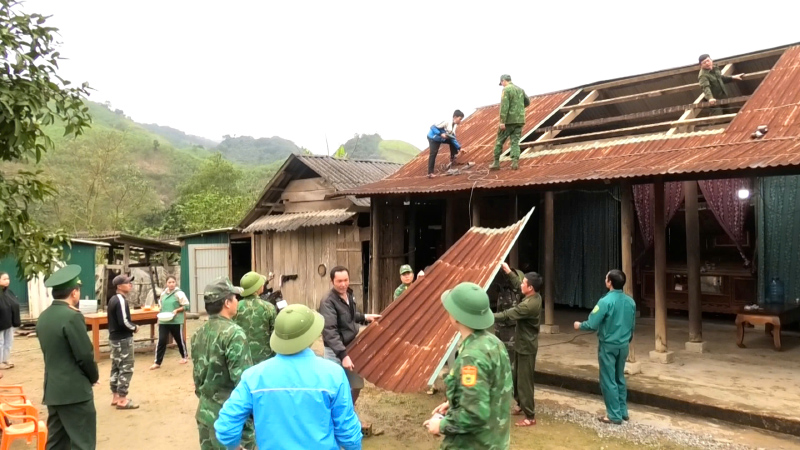 Cán bộ, chiến sĩ cùng người dân chung tay sửa chữa nhà cho hộ dân ở xã Hóa Sơn (Minh Hóa) trong chương trình xóa nhà tạm, nhà dột nát. Ảnh: Lưu Hoài Nam
