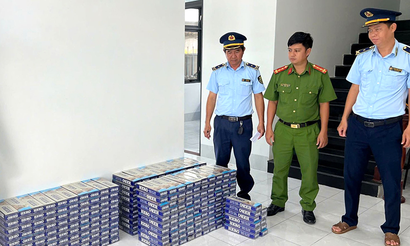 Lực lượng chức năng kiểm tra, ngăn chặn hành vi vi phạm đối với các loại thuốc lá. Ảnh: CQCN
