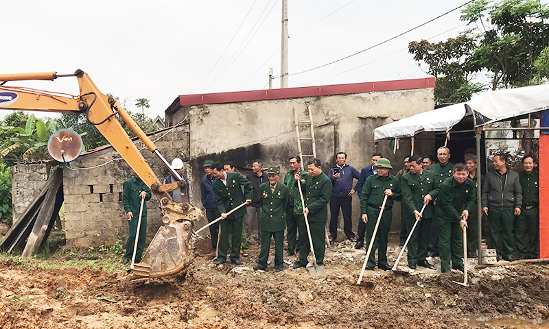 Các đại biểu tham gia khởi công xây dựng nhà