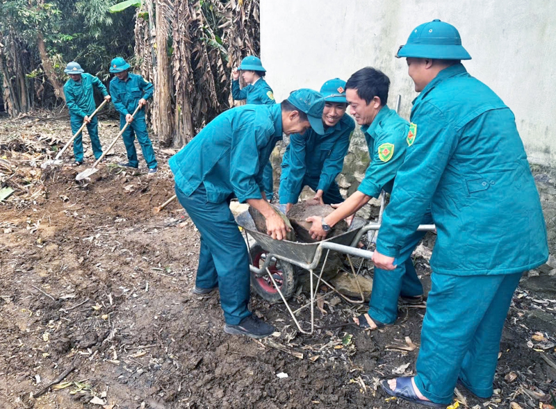 Lực lượng vũ trang huyện Quảng Ninh tham gia hỗ trợ người dân trong chương trình xóa nhà tạm, nhà dột nát.
