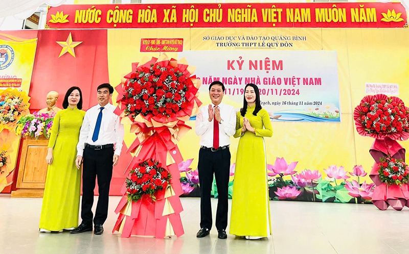 Lãnh đạo huyện Bố Trạch tặng hoa chúc mừng Trường THPT Lê Quý Đôn nhân ngày Nhà giáo Việt Nam 20/11.